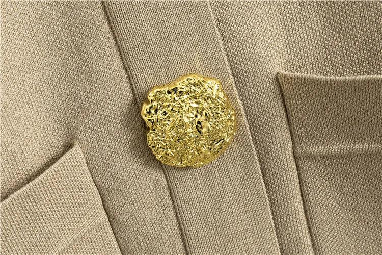 Zacht gebreide set met gouden knopen