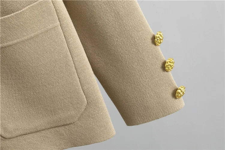 Zacht gebreide set met gouden knopen
