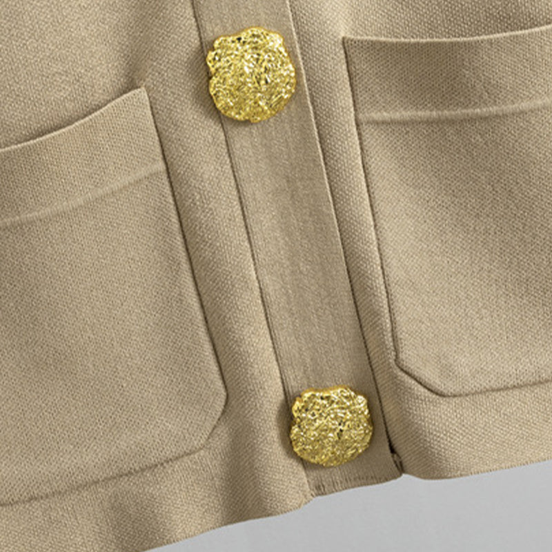 Zacht gebreide set met gouden knopen