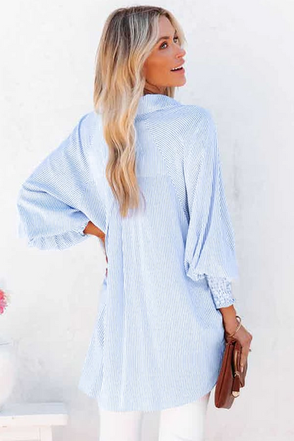 Middelmatig lang overhemd met gestreepte revers en oversized afhangende mouwen