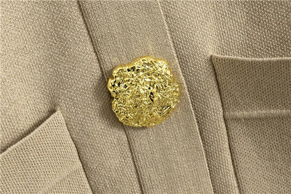 Zacht gebreide set met gouden knopen