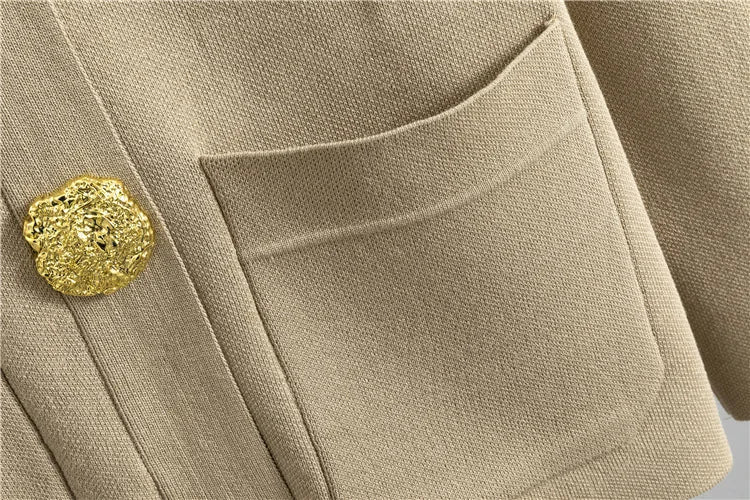 Zacht gebreide set met gouden knopen