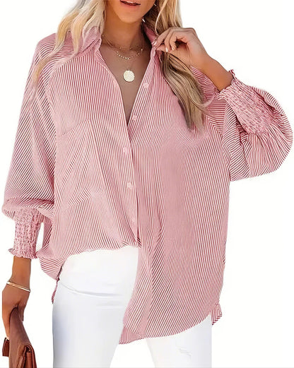 Middelmatig lang overhemd met gestreepte revers en oversized afhangende mouwen