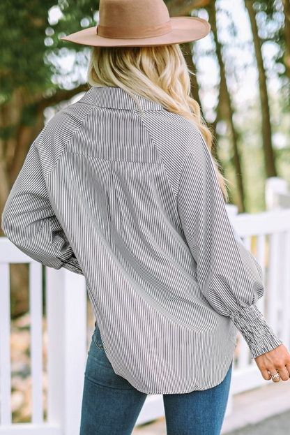 Middelmatig lang overhemd met gestreepte revers en oversized afhangende mouwen