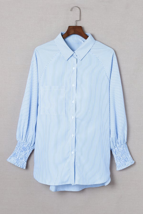 Middelmatig lang overhemd met gestreepte revers en oversized afhangende mouwen